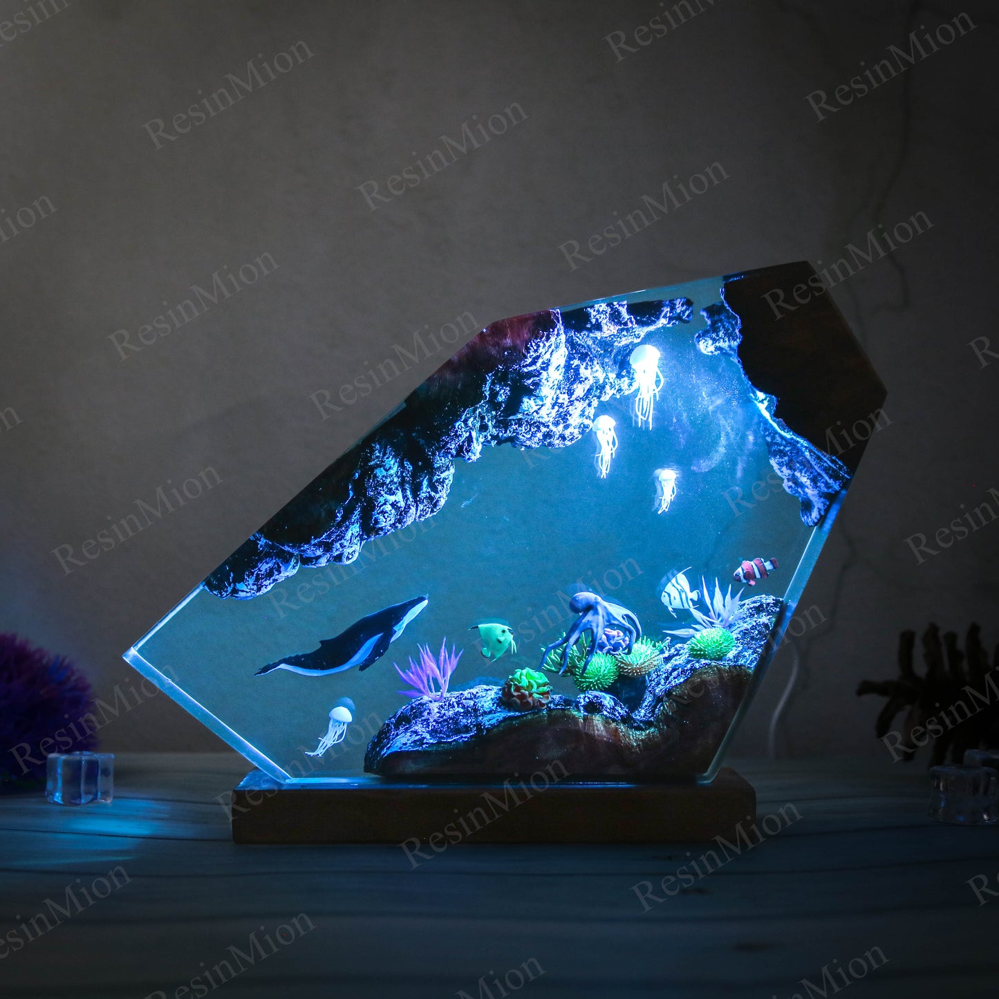 Whales resin lamp 3