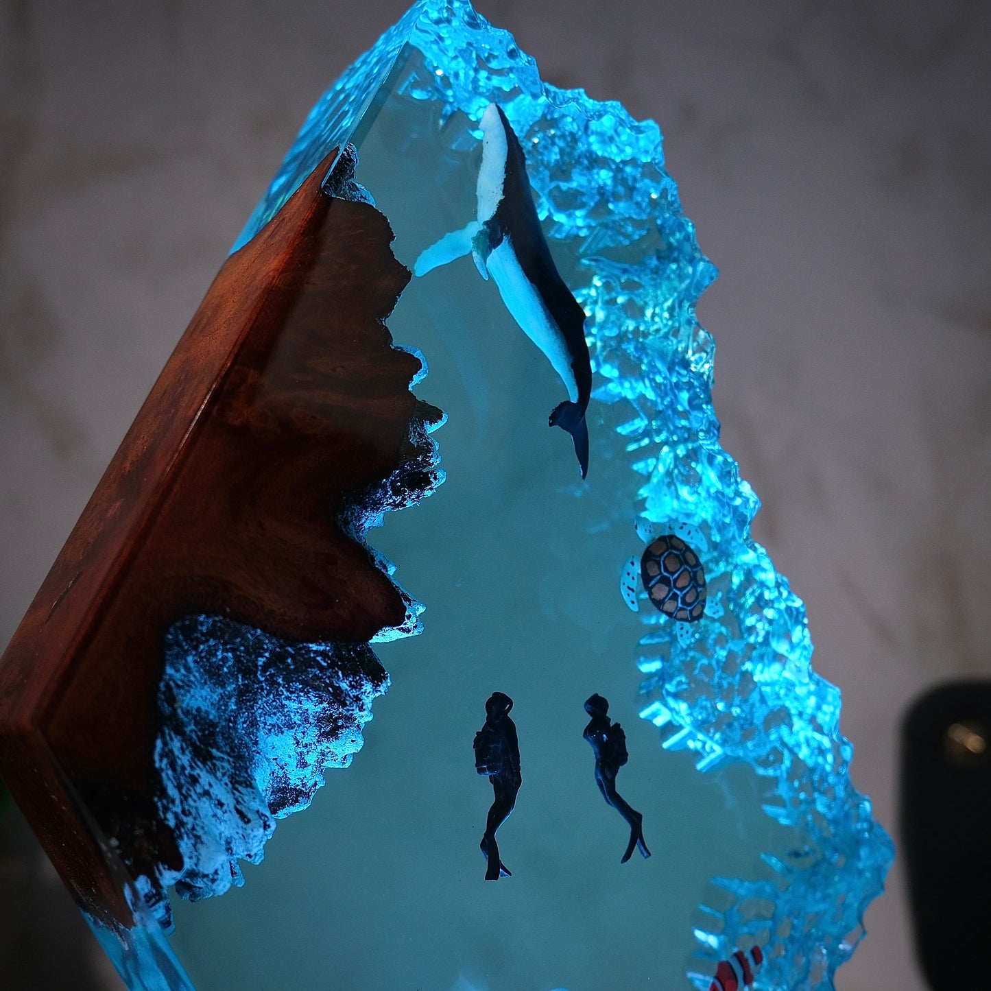 Blue whales and divers resin lamp