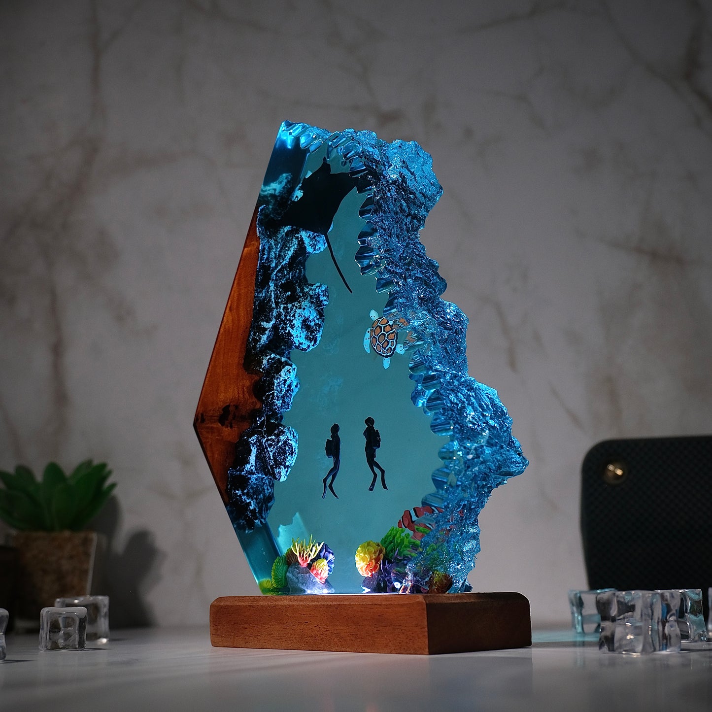 Resin lamps for stingrays and turtles