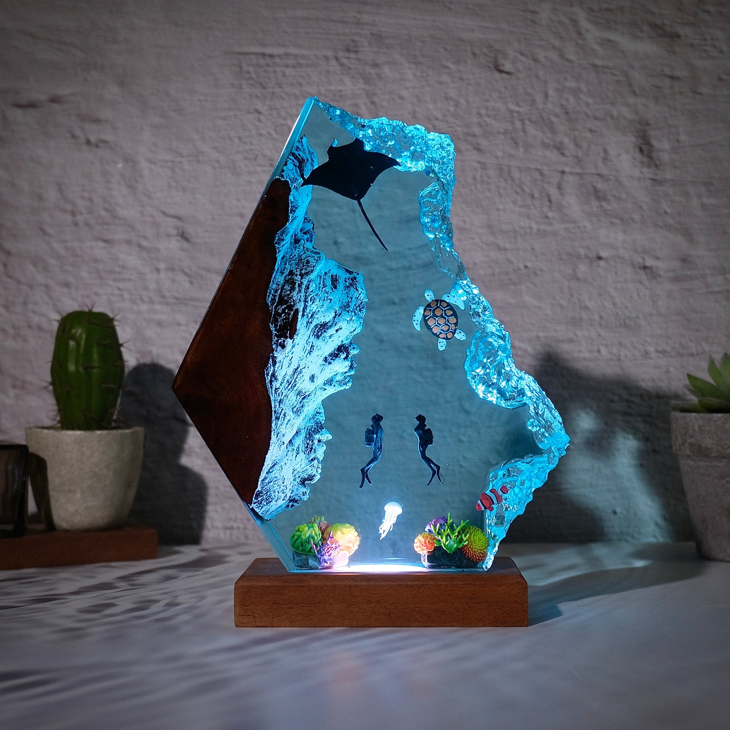 Humans and stingrays in a sea resin lamp