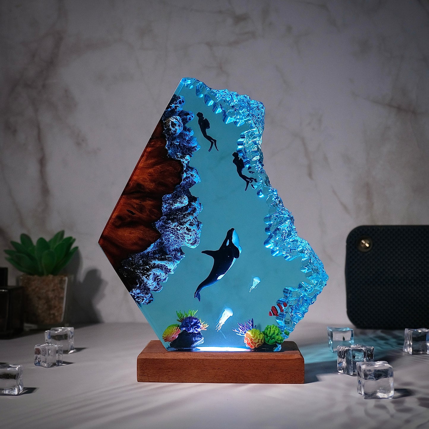 Killer whales and divers Resin lamp