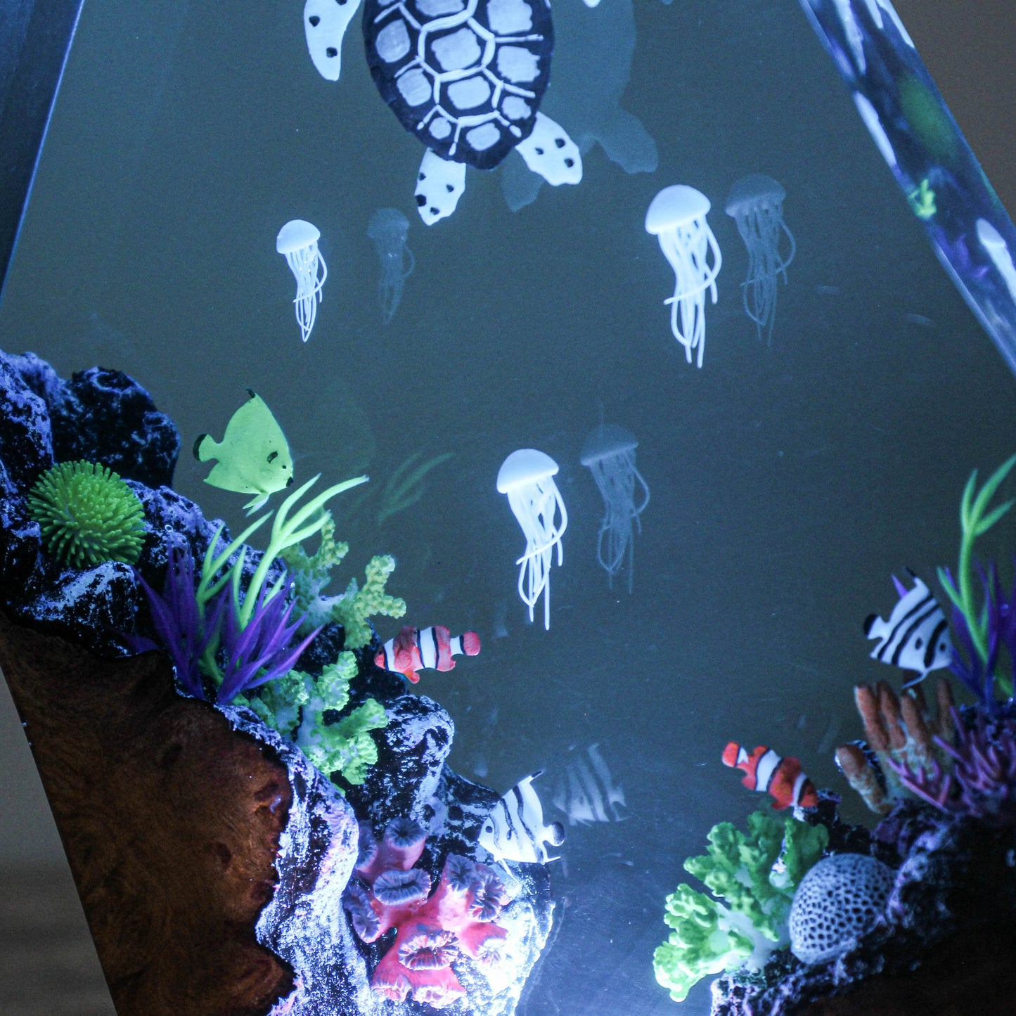 Sea turtle resin lamp